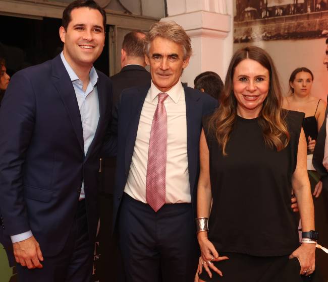 Eduardo Cavaliere, vice-prefeito do Rio, Charles Reed (CEO do 50 Best), e Dani Maia, secretária de Turismo