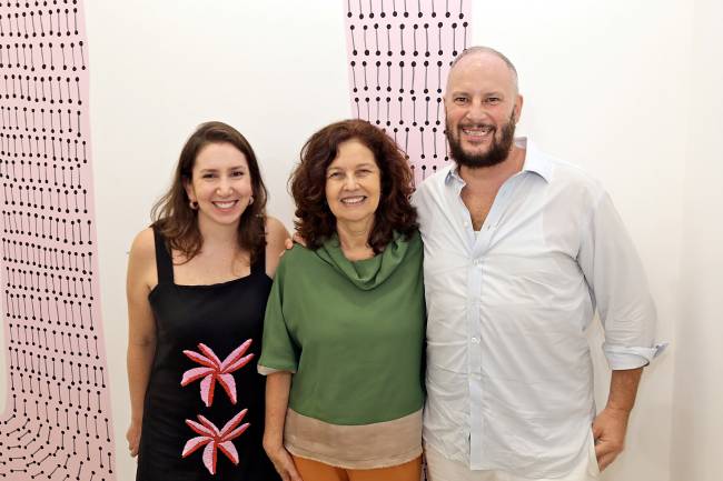 IMG_1218 raquel rodrigues, claudia noronha e pablo leon de la barra curador museu guggenheim FOTO MURILLO TINOCO EXPO CACADOR DE FABULAS_g _p Raquel Rodrigues, Claudia Noronha e Pablo Leon de La Barra