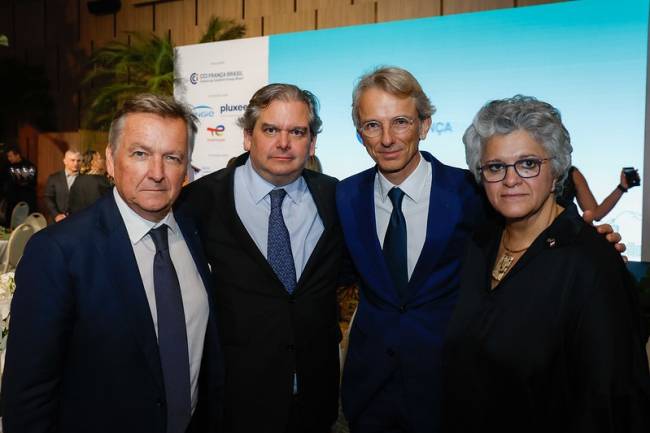 Patrick Sabatier, presidente da Câmara de Comércio França Brasil no Rio de janeiro; Pedro Antonio Gouvea Vieira, presidente da Câmara de Comércio França Brasil; Emmanuel Lenain, Embaixador da França no Brasil e Izabella Teixeira, ex ministra do Meio Ambiente