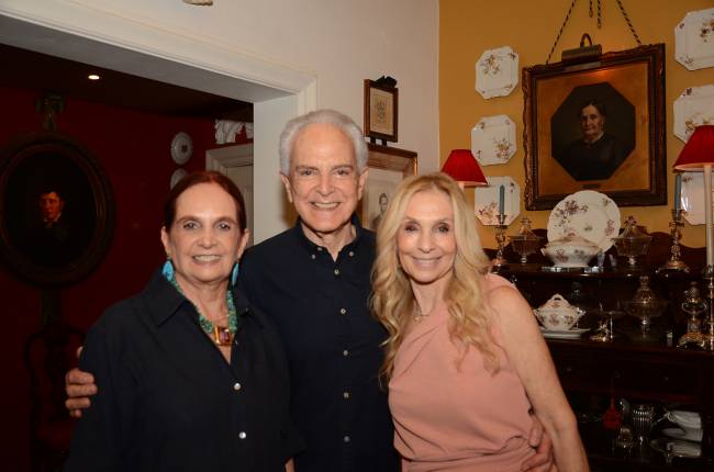 Sueli e Ricardo Stambowsky com Regina Abramoff