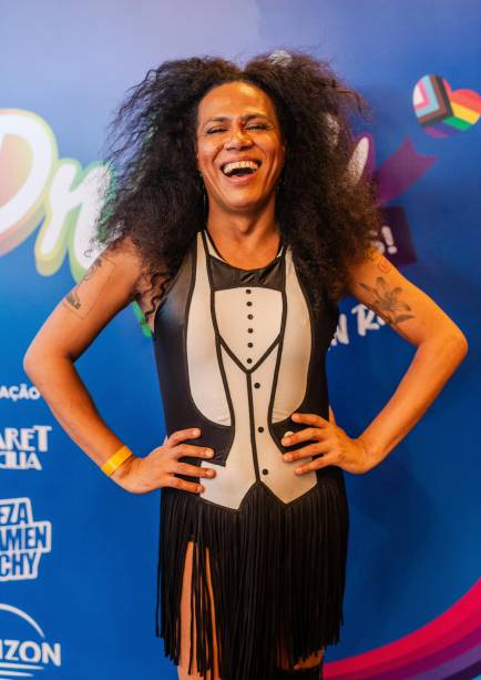 Depois de cantar o hino nacional na abertura da Parada, Valéria Barcellos curtiu o Camarote Pride nas Alturas