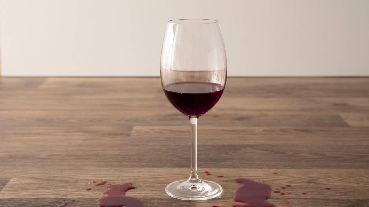 Taça de vinho sobre uma bancada.