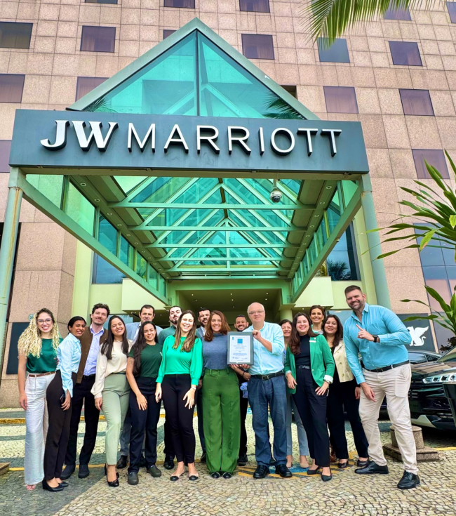 foto_certificado-equipe JW Marriott recebe selo internacional de sustentabilidade