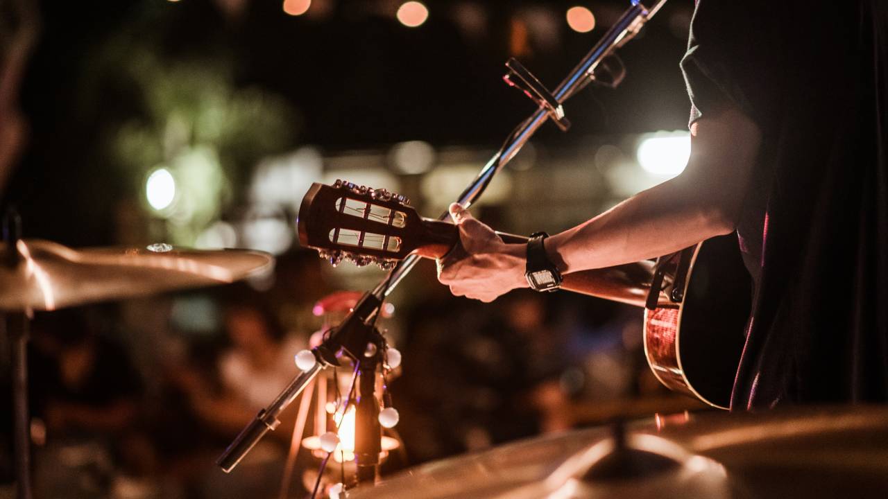 Barzinho com música ao vivo