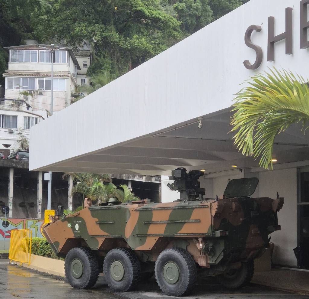 Porta de hotel carioca: que tal? E nada de fogos, comunidades!