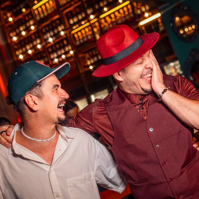 Igor Renovato e Raí Mendes, a dupla de bartenders do SuruBar, na Lapa, CEP d