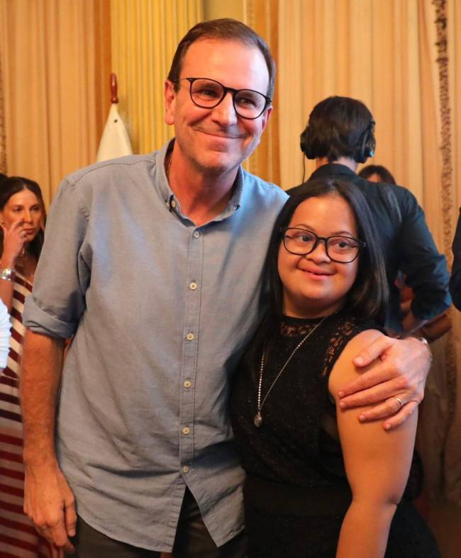 Eduardo Paes e a beneficiária da RIOinlcui, Cinthia Monteiro