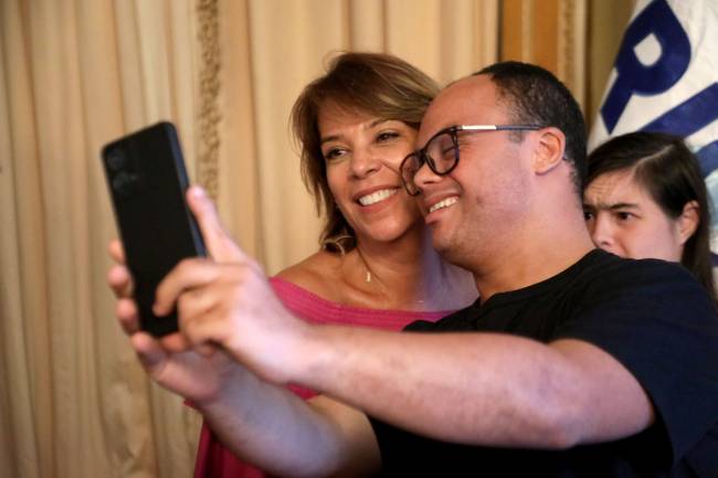 Isabel Gimenes, diretora presidente da RIOinlcui e Pedro De Tomáz, beneficiário