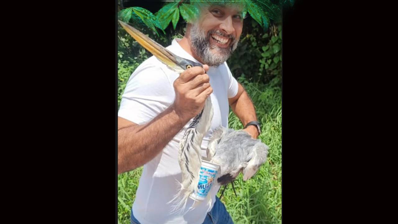 Jeferson Pires com a garça resgatada: o sorriso da felicidade