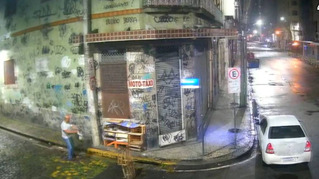 Homem é preso após ser filmado espancando gato no Centro do Rio
