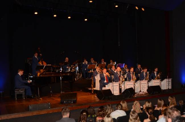 Piano e metais na orquestra Moscow Jazz Orchestra