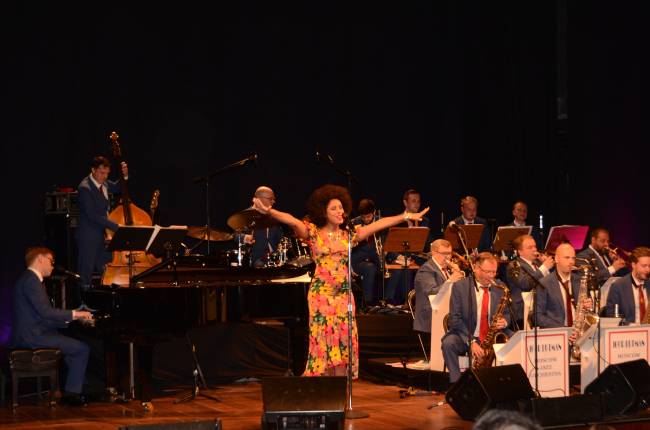 Solo de bossa nova da cantora Fantine