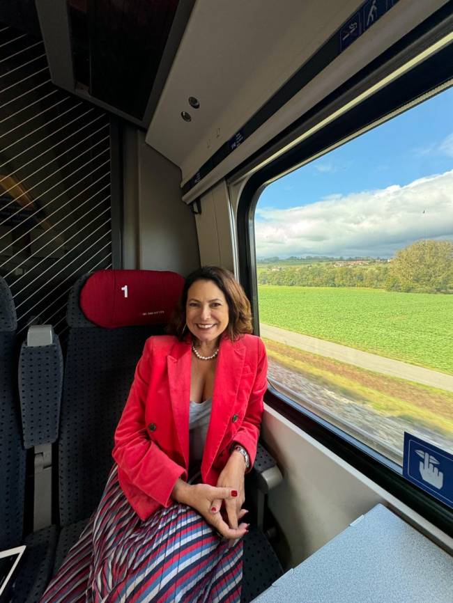 renata araújo no trem na suíça