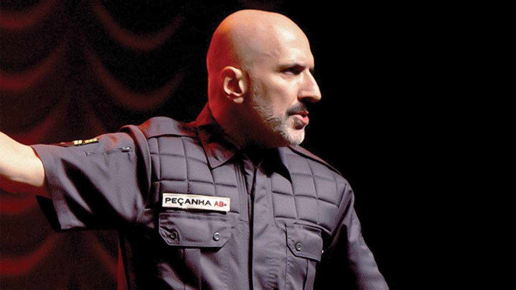 Antonio Tabet encarna o policial Peçanha no Teatro dos Quatro