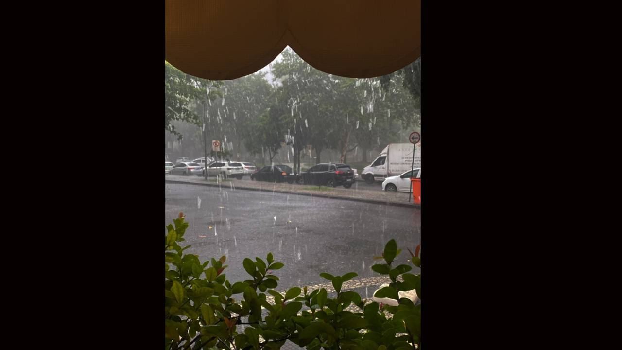 A chuva foi rápida, mas o bastante para entupir bueiros na cidade