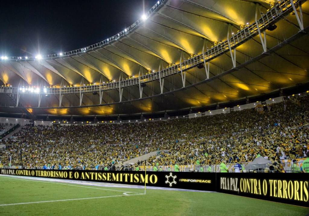 Maracanã iluminado contra o antissemitismo na despedida de Adriano