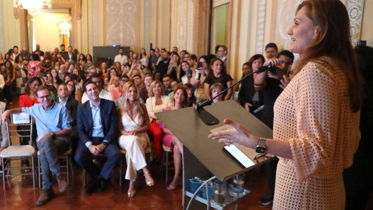 Cristine Paes em evento da RIOinclui no Palácio da cidade: Eduardo Paes na plateia, ao lado do vice-prefeito, Eduardo Cavaliere e sua mulher, Victoria Henriques