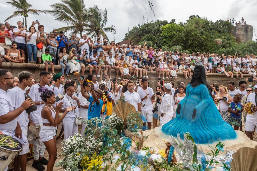 Lavagem do Arpoador com surfistas levando oferendas para Iemanjá! Temos 