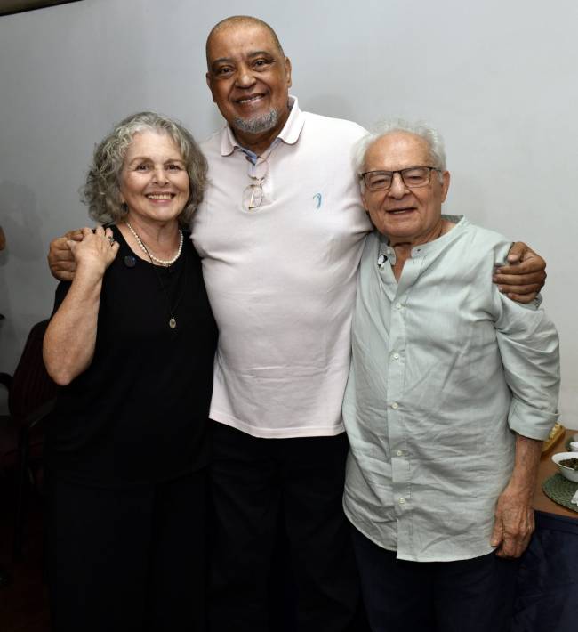 Irene Ravache, José Ricardo Malheiros (filho de Regina Malheiros, 1928-2013, figura muito conhecida no teatro) e Othon Bastos