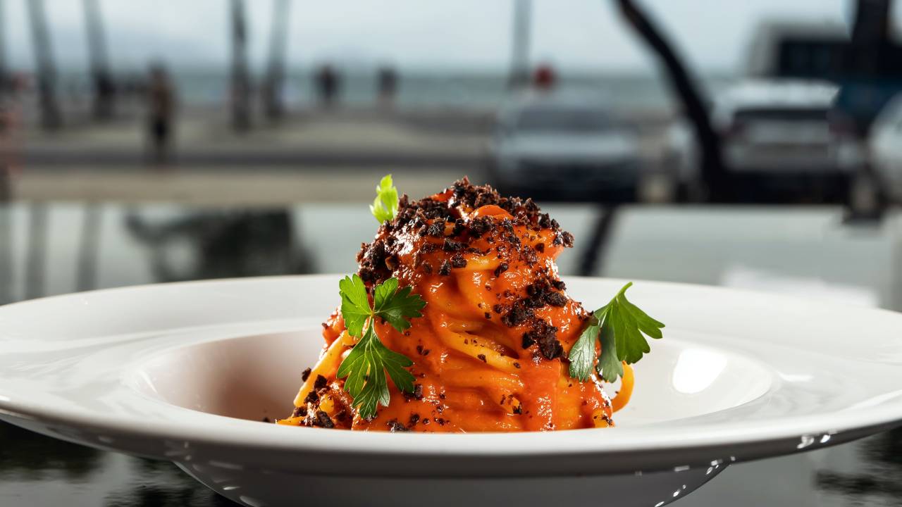 Puttanesca: molho de tomate e aliche cremoso no menu do Alloro