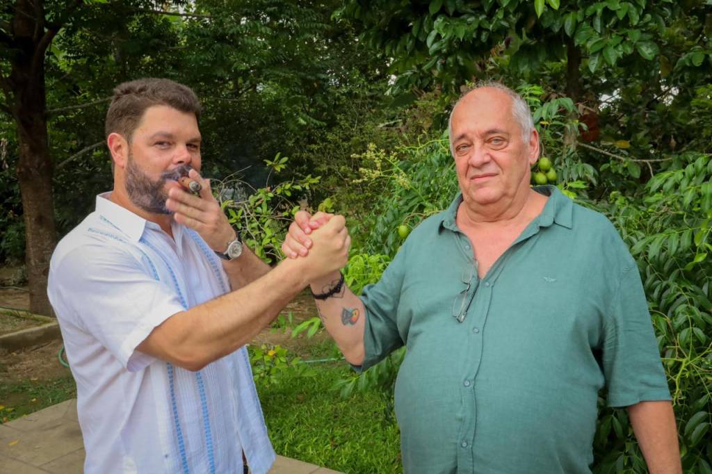 Neto de Fidel Castro faz acordos com Maricá e encontra neto de Niemeyer