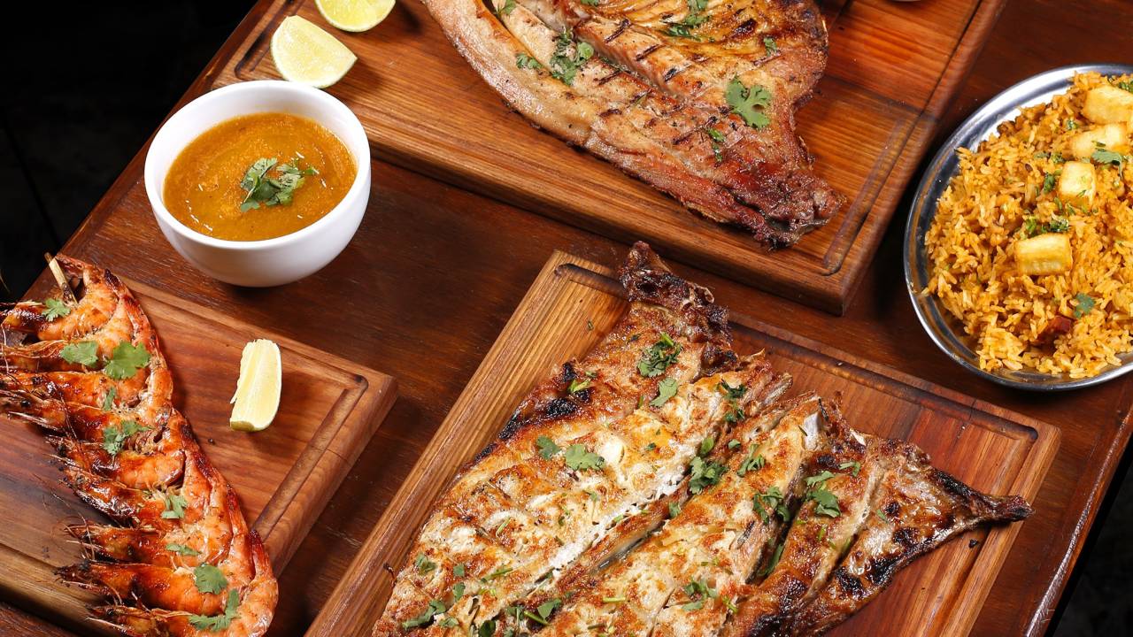 Pescados na Brasa: domingo de festa especial com sabor e música