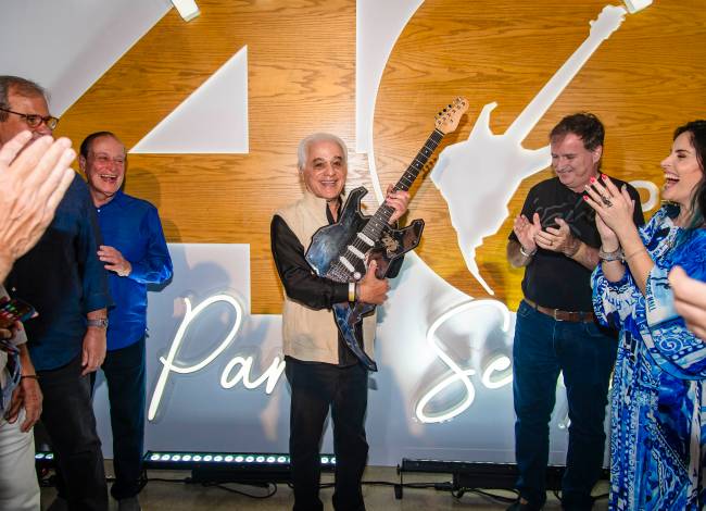 Roberto Medina e a guitarra que ganhou de presente de sua equipe