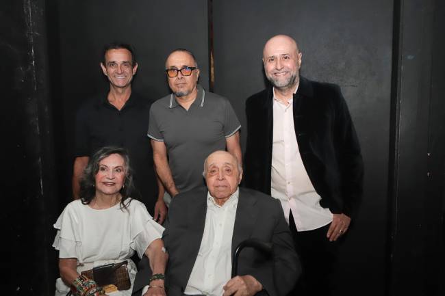 A família Mendonça: Rodrigo, João Paulo, Mauro Mendonça Filho com Mauro Medonça e Rosamaria Murtinho