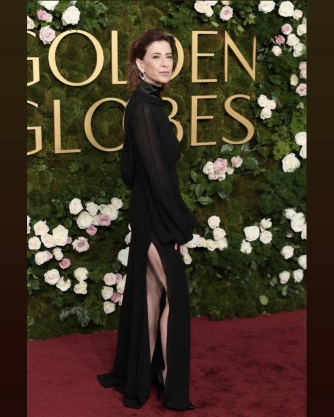 ara o evento, a brasileira usou um vestido de alta costura do estilista belga Olivier Theyskens e joias do brasileiro Fernando Jorge. Quem auxiliou a artista a compor o look minimalista preto, elogiado pela elegância, foi o stylist carioca Antonio Frajado, seu