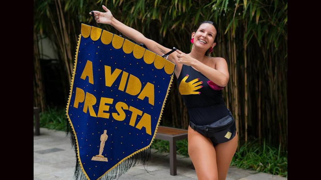 Quantas Fernanda Torres cabem numa Sapucaí? Veja vídeo!