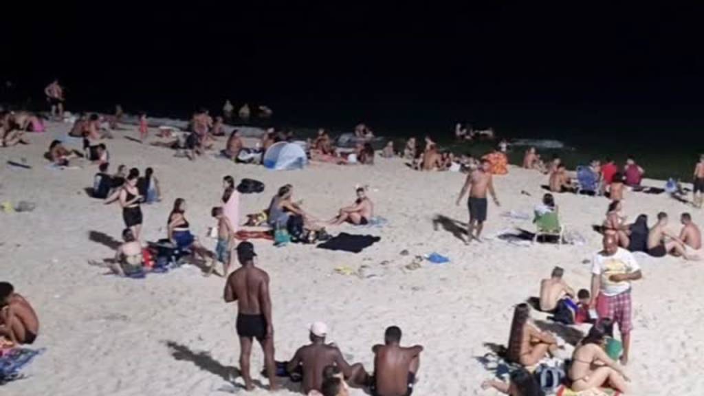Temperatura bate 40 graus e banhistas se refrescam no Arpoador à noite