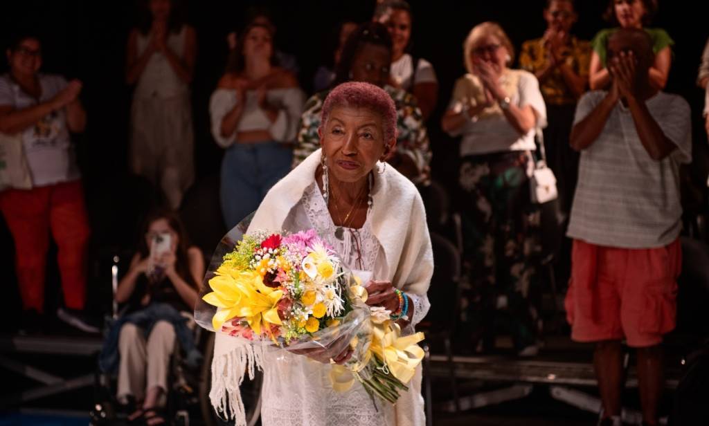 Leci Brandão recebe homenagem na estreia de ‘Zona Lésbica’