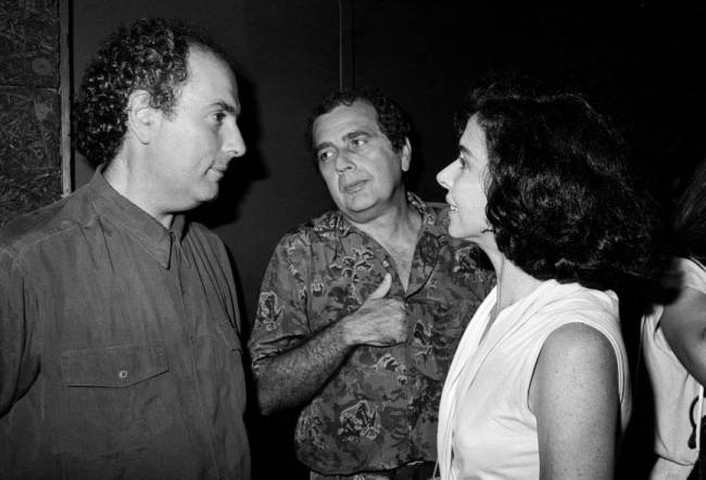 66-10 - Hector Babenco, Cacá Diegues e Betty Faria - Estreia da