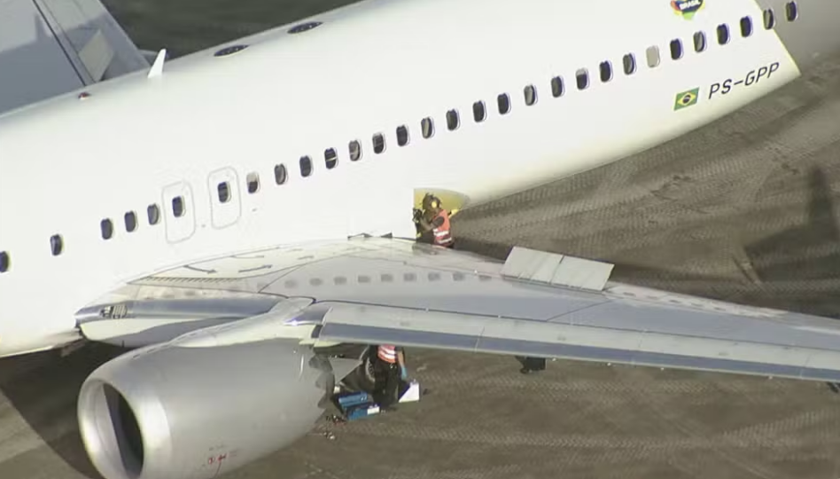 Como foi a batida entre avião e carro no meio da pista do Galeão