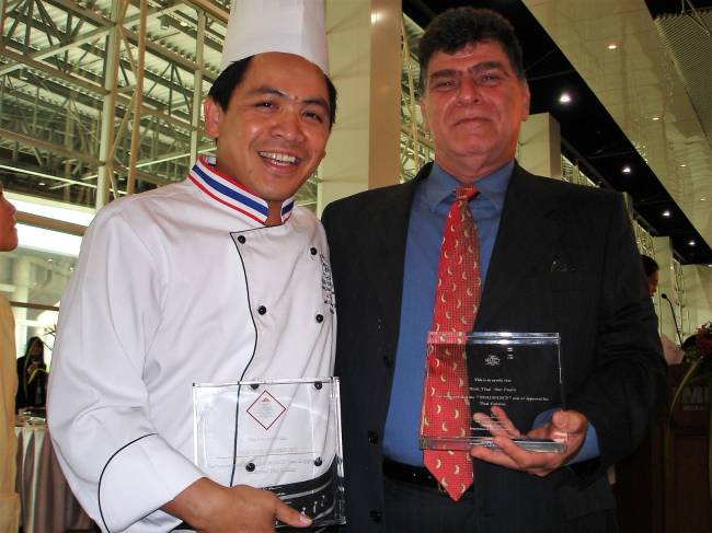 O chef Davi, do Nam Thai, recebendo o selo Thai Select em Bangkok, em 2006, de Djumpol, que foi seu professor no Blue Elephant