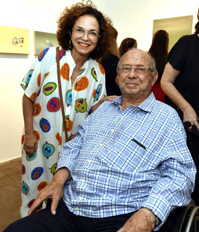 Rosa Moreira (drietora da galeria Nara Roesler) com o pai, Marcílio Marques Moreira