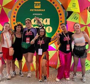 Equipe Sorrindo RJ – CasaBloco – recorte As meninas com Síndrome de Down da equipe Sorrindo RJ trabalharam no receptivo e no apoio a artistas.
