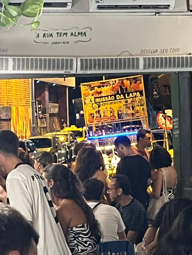 bar cheio