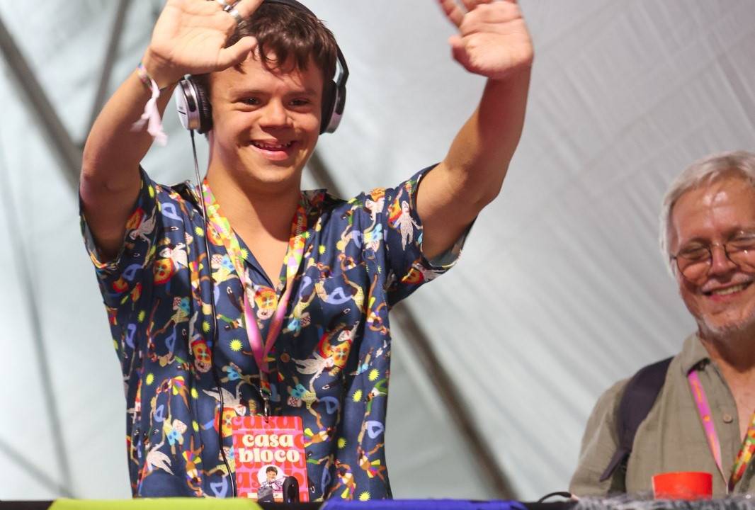 Com 22 anos, João Pedro, síndrome de Down, fez sua estreia no line up oficial da CasaBloco.