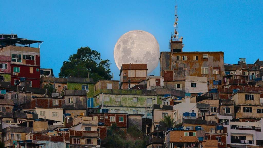 Como foi feita a incrível foto da lua cheia atrás da favela da Rocinha