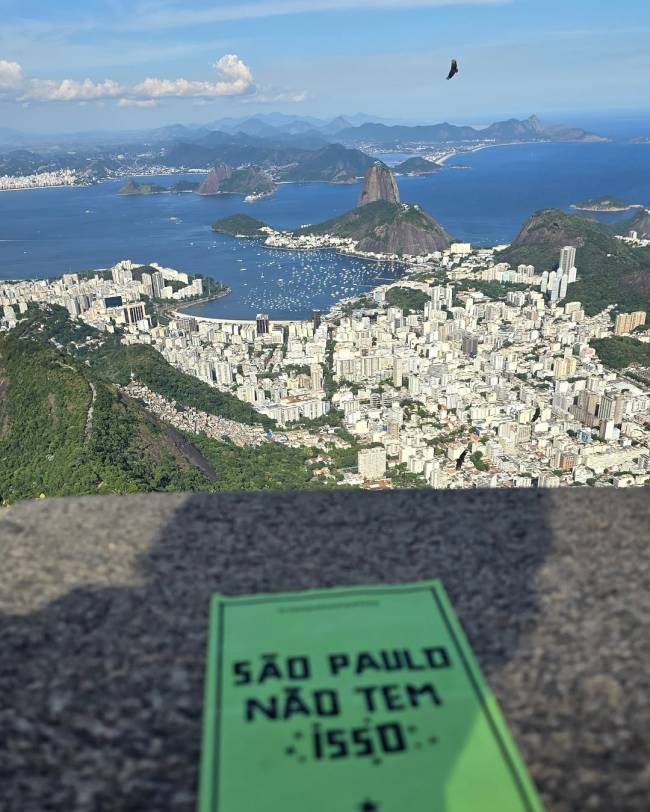 O grupo sempre leva uns panfletos para zoar com os paulistas