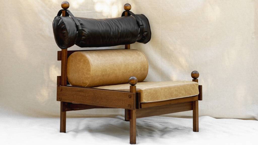 Ateliê Sergio Rodrigues lança namoradeira baseada na linha Tonico