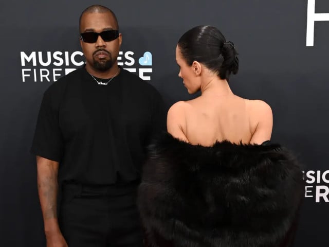 Kanye West e Bianca Censori no momento antes de a arquiteta tirar o sobretudo e ficar nua