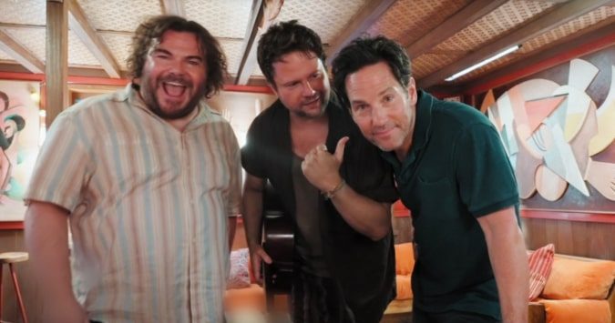 Selton Mello em Hollywood: ator toca violão e canta com Jack Black em set