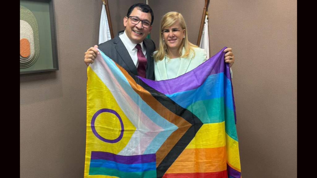 Pela primeira vez em 94 anos, presidência da OAB/RJ levanta bandeira LGBT+