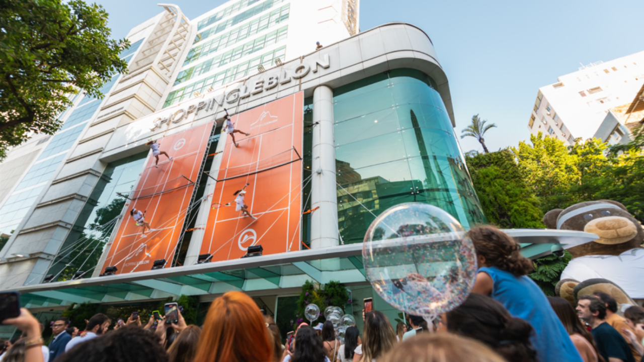 Partida de tênis na fachada do Shopping Leblon