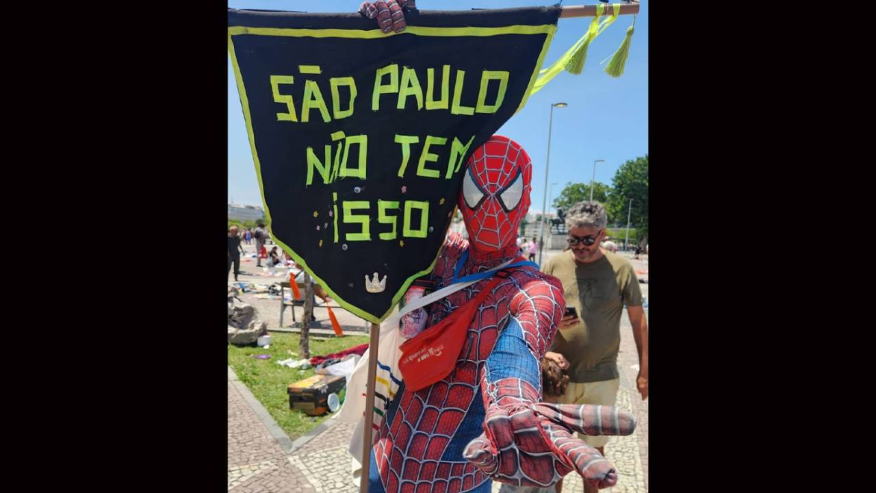 Fantasia de Homem-Aranha pode até ter em SP, mas SP não tem o @miranh4rj, personagem conhecido e indispensável nos blocos de carnaval carioca