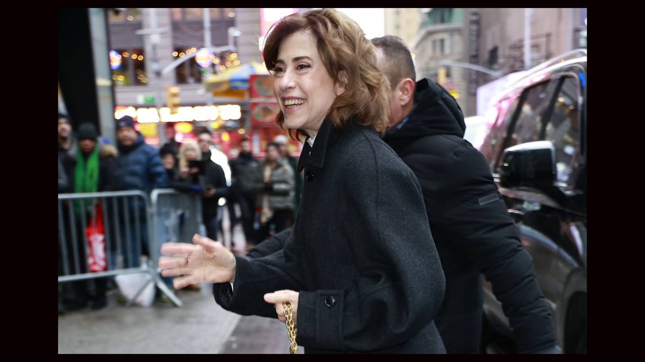Fernanda Torres assim que chegou ao estúdio da ABC, em NY, cercado por grades e paparazzi