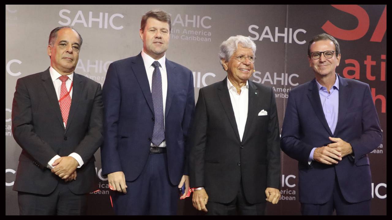 Carlos Henrique Menezes Sobral (Secretário Nacional de Infraestrutura, Crédito e Investimento no Turismo), Gustavo Tutuca (secretário estadual e Turismo), Arturo Garcia (CEO e presidente do Grupo SAHIC) e Eduardo Paes