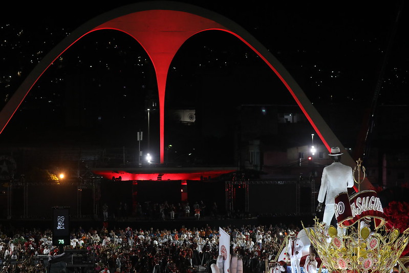 Para onde vai o dinheiro de multas aplicadas às escolas de samba do Rio?